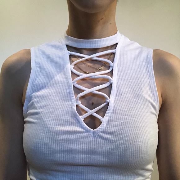 Edgy but simple white top - Picture 5 of 5